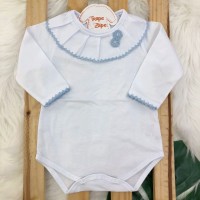 body branco com gola bordada flor de crochê azul bebe
