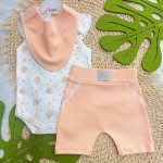 Conj. Body Regata Flores, Babador Bandana e Short - Off White e Salmão