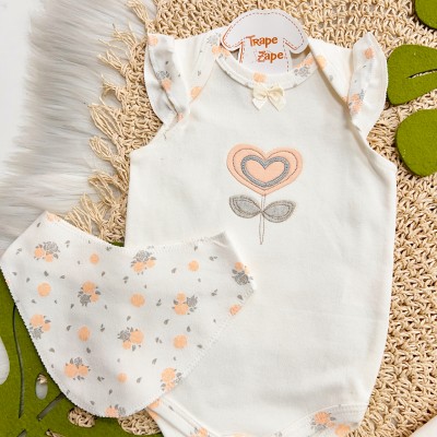 Conj. Body Regata Flor de Coração, Babador Bandana e Short Floral - Off White e salmao