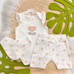 Conj. Body Regata Flor de Coração, Babador Bandana e Short Floral - Off White e Pêssego 