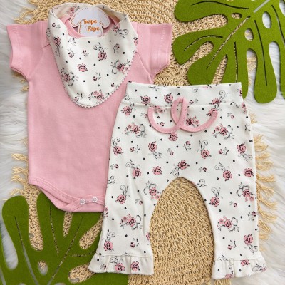  Conj. Body Manga Curta, Calça Flare e Babador Bandana Floral Grande - Rosa e Off White