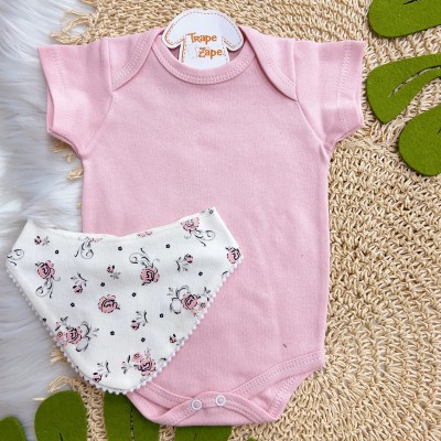  Conj. Body Manga Curta, Calça Flare e Babador Bandana Floral Grande - Rosa e Off White