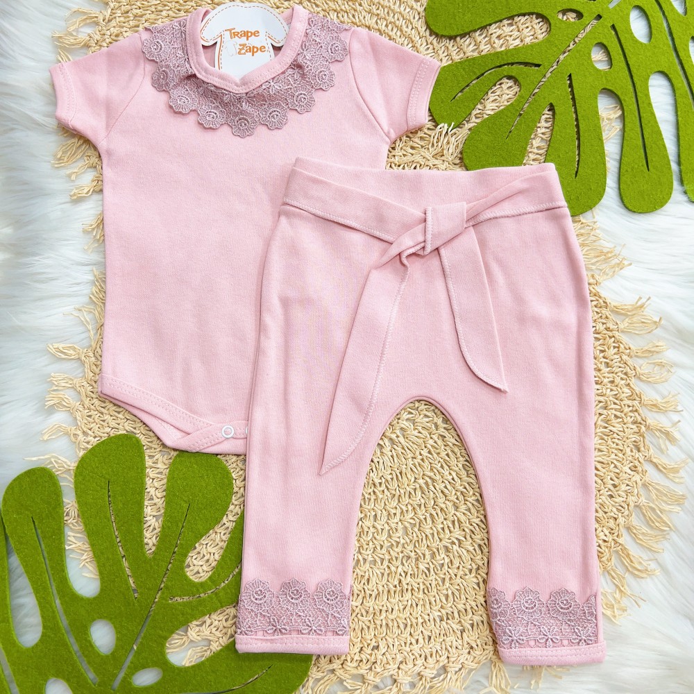 Conj. Body Curto Gola Rendada e Calça Lisa com Renda - Rose