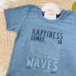 Verão 23/24 - Conj Blusa azul Happiness Comes In Waves e Bermuda listrada