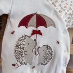 Macacão Trape Zape  - Porco Espinho com Guarda Chuva - Off White e Vermelho