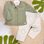 Inverno 2025 - Conjunto Florzinha Casaco Canelado com Gola Boneca e Calça - Verde e Bege 