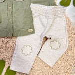 Inverno 2025 - Conjunto Florzinha Casaco Canelado com Gola Boneca e Calça - Verde e Bege 