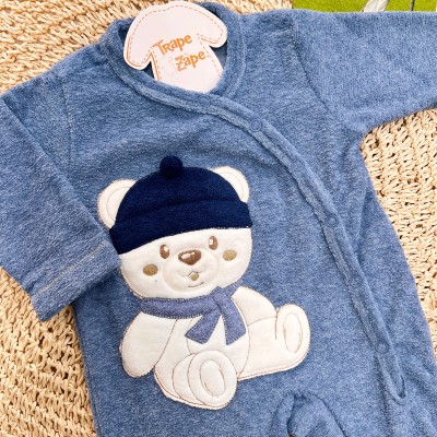 Macacão de Soft azul jeans ursinho cachecol e gorro