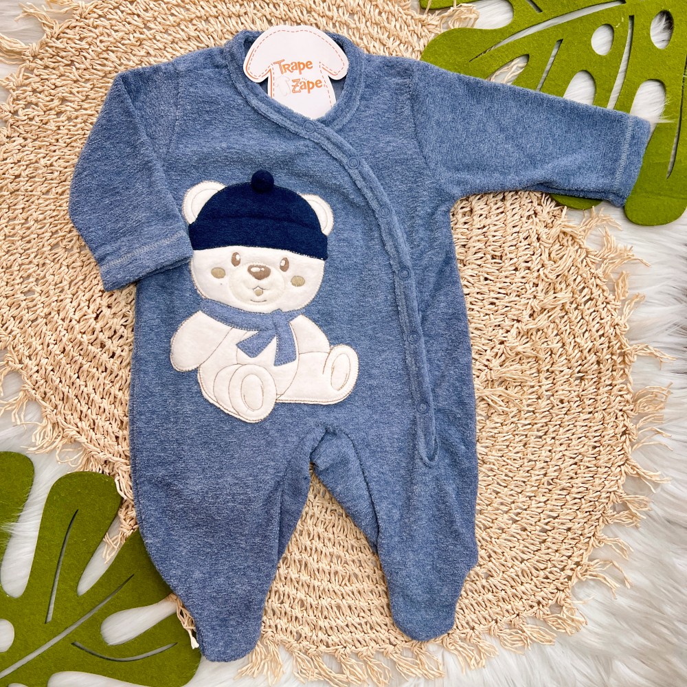 Macacão de Soft azul jeans ursinho cachecol e gorro