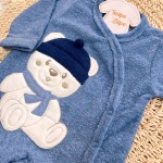 Macacão de Soft azul jeans ursinho cachecol e gorro