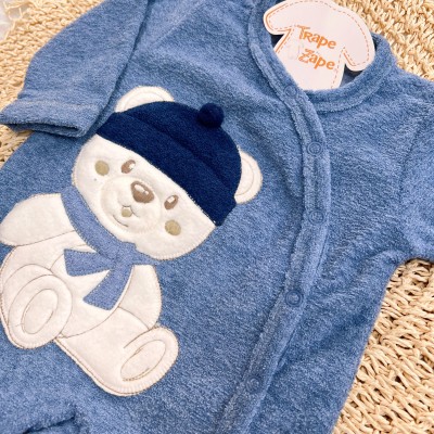 Macacão de Soft azul jeans ursinho cachecol e gorro