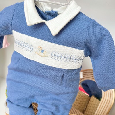 Macacão Tricotil (Tricot 100% Algodão) com Gola e Bordado - Azul Jeans Cavalinho de Brinquedo