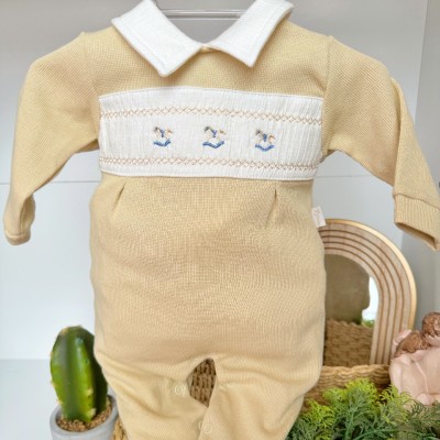 Macacão Tricotil (Tricot 100% Algodão) com Gola e Bordado - Bege Cavalinho
