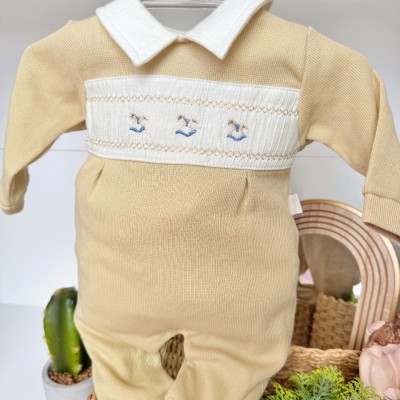 Macacão Tricotil (Tricot 100% Algodão) com Gola e Bordado - Bege Cavalinho