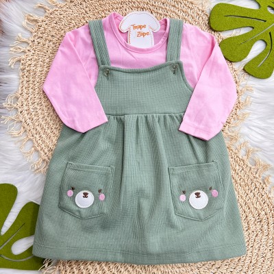  Inverno 2025 - Vestido Salopete Verde bolso ursinho com camiseta rosa