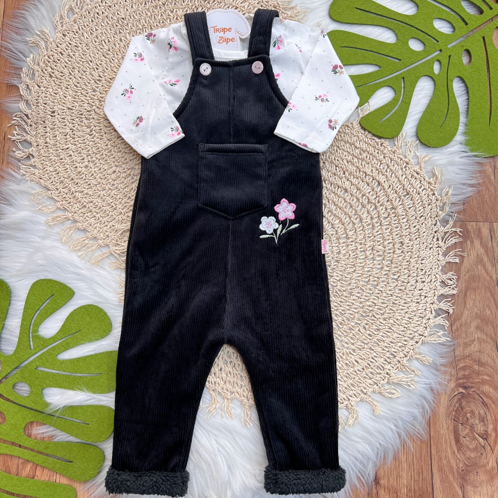  Inverno 2025 - Conj. Blusa Manga Longa Florzinhas e Jardineira em Plush Canelado - Preto e Off White