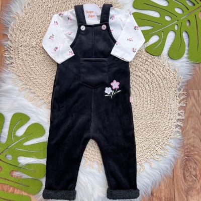  Inverno 2025 - Conj. Blusa Manga Longa Florzinhas e Jardineira em Plush Canelado - Preto e Off White