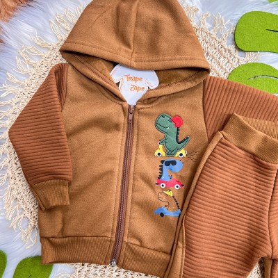  Inverno 2025 - Conjunto moletom com zíper dino skatista- Caramelo