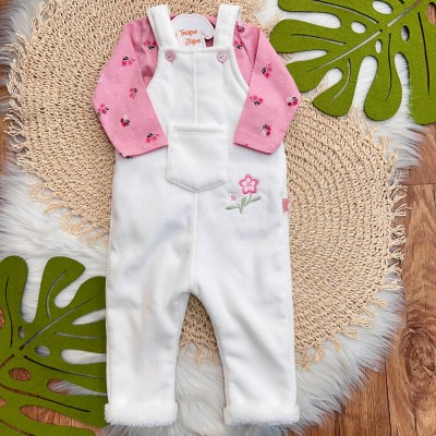  Inverno 2025 - Conj. Blusa Manga Longa Florzinhas e Jardineira em Plush Canelado - Rosa e Branco