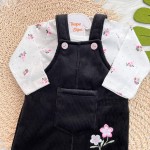  Inverno 2025 - Conj. Blusa Manga Longa Florzinhas e Jardineira em Plush Canelado - Preto e Off White