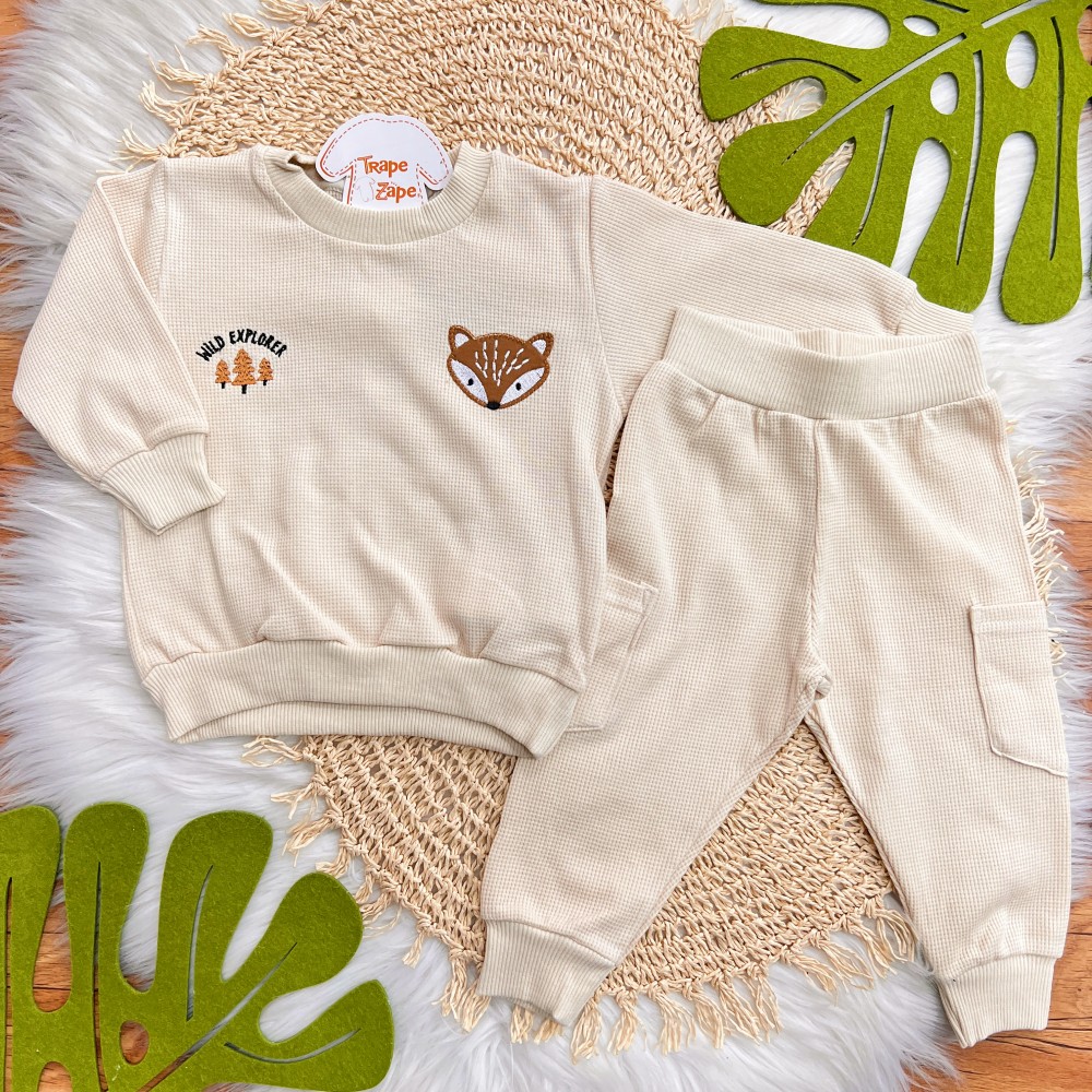  Inverno 2025 - Conj. Blusão Raposa Wild Explorer e Calça Favo - Areia