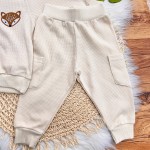  Inverno 2025 - Conj. Blusão Raposa Wild Explorer e Calça Favo - Areia