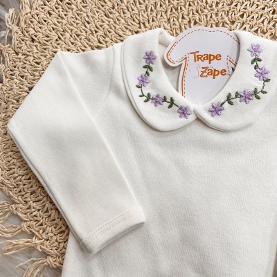 Conj. Body Manga Longa Gola Bordada com Flores Lilás e Calça - Off White