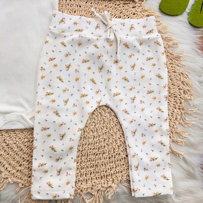 Conj. Body Manga Longa Gola Bordada com Borboletas e Calça Flores - Off White
