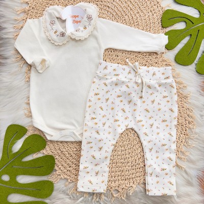 Conj. Body Manga Longa Gola Bordada com Borboletas e Calça Flores - Off White