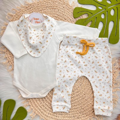 Conj. Blusa Manga Longa, Babador Bandana e Calça Florzinhas - Mostarda