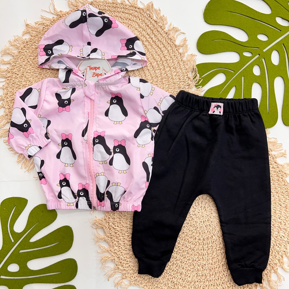 Inverno 2025 - Conj. Jaqueta Corta Vento Pinguim de Lacinho e Calça em Moletom - Rosa e Preto