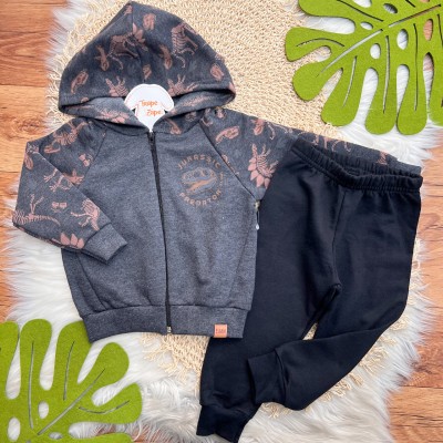  Inverno 2025 - Conj. Jaqueta Jurassic Predator e Calça em Moletom - Chumbo