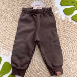 Inverno 2024 - Conj. Jaqueta Pelinho Coala no Bolsinho e Calça em Moletom - Areia e Marrom