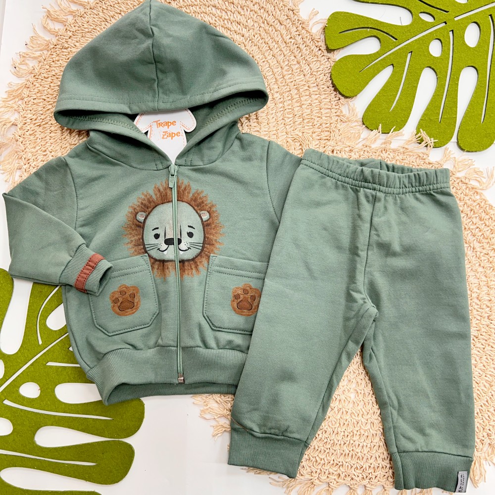 Inverno 2025 - Conj. Jaqueta com Capuz Lion e Calça em Moletom - Verde