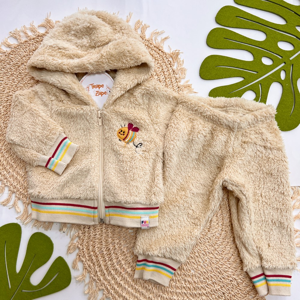 Inverno 2024 - Conj. Jaqueta Abelhinha e Calça em Soft - Areia