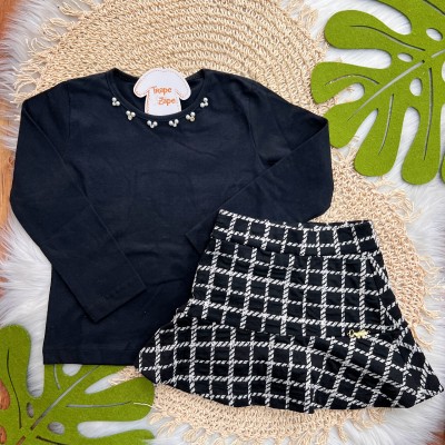  Inverno 2025 - Conj. Blusa Pérolas e Short-Saia Trançinhas Quadradas - Branco e Preto