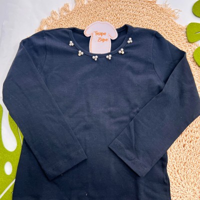  Inverno 2025 - Conj. Blusa Pérolas e Short-Saia Trançinhas Quadradas - Branco e Preto