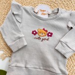 Inverno 2025 - Conj. Blusa Cute Girl e Calça em Plush Canelado - Gelo