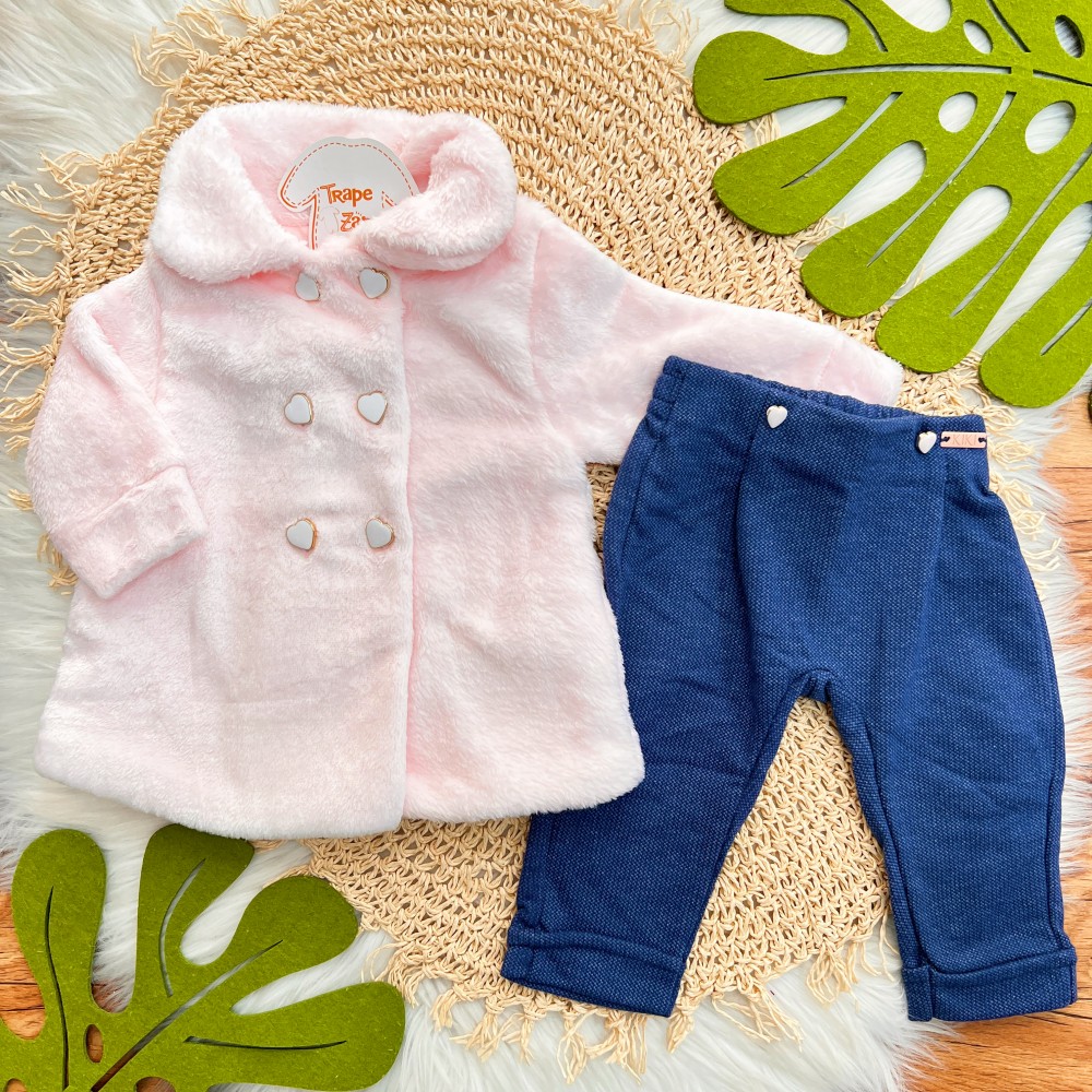 Inverno 2025 - Conj. Casaco em Pelinho e Calça com Botão Coração - Rosa