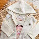 Inverno 2025 - Conj. Colete em Plush com Capuz, Blusa "So Huggable" e Legging - Off White