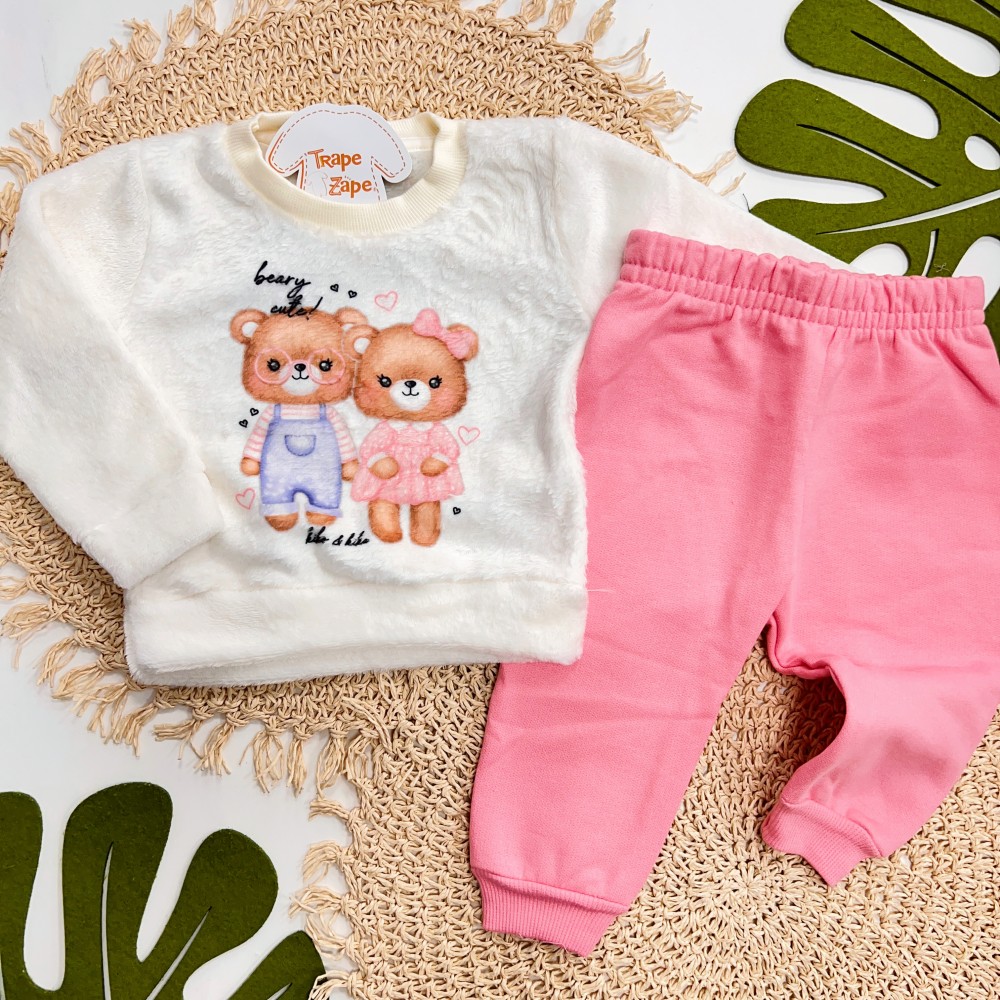 Inverno 2025 - Conj. Beary Cute Casaco em plush off e Calça Moletom Rosa