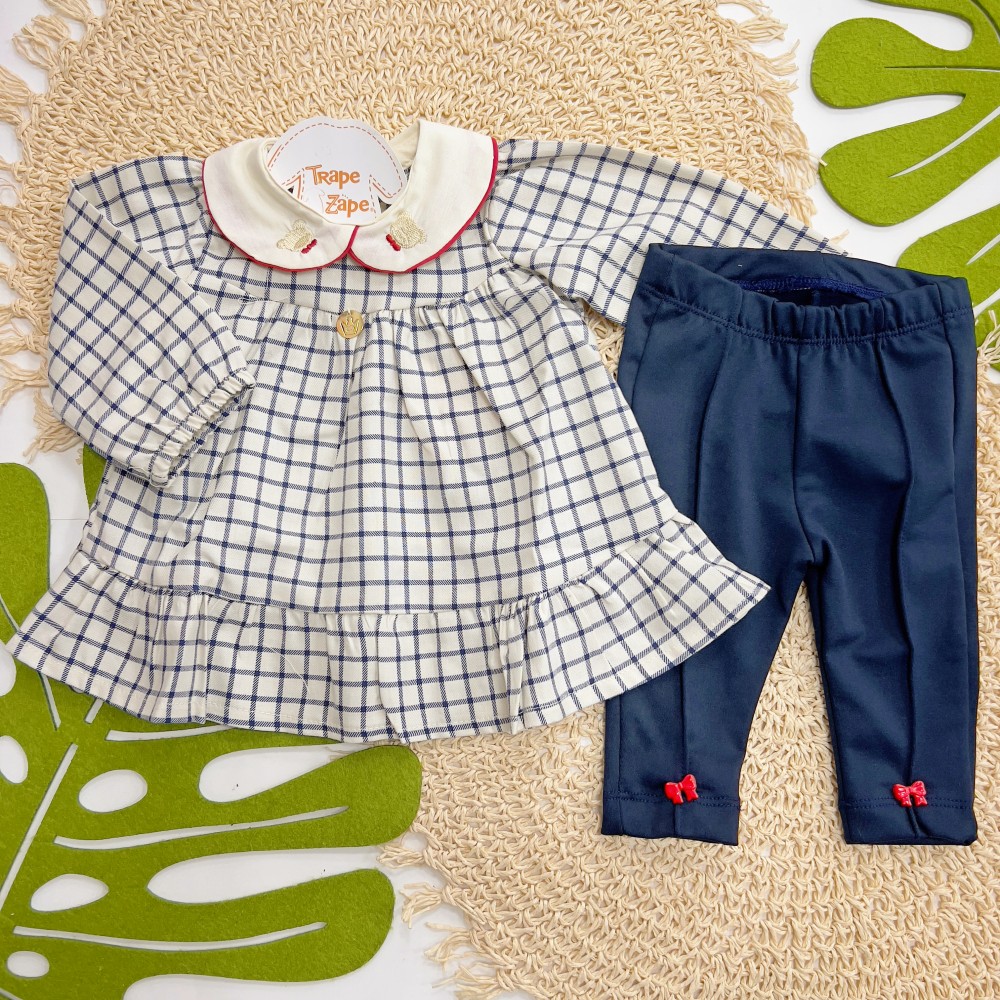 Inverno 2025 - Conj. Blusa Xadrez Com Gola Bordô Ursinho Gravata e Calça Montaria - Off White e Marinho