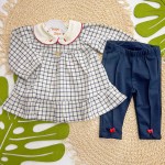 Inverno 2025 - Conj. Blusa Xadrez Com Gola Bordô Ursinho Gravata e Calça Montaria - Off White e Marinho