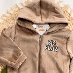 Inverno 2025 - Conj. Jaqueta Big Bear e Calça em Plush Canelado - Marrom