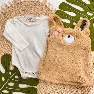 Inverno 2025 - Conj. Body Manga Longa e Salopete Ursinha com Pelinho Hugs Here - Areia e Off White
