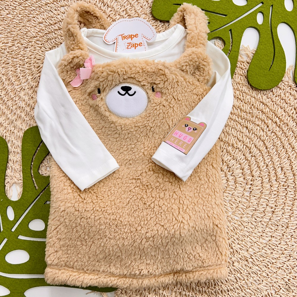 Inverno 2025 - Conj. Body Manga Longa e Salopete Ursinha com Pelinho Hugs Here - Areia e Off White