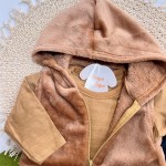 Inverno 2025 - Conj. Colete em Plush com Capuz, Blusa Manga Longa e Calça - Marrom e Preto