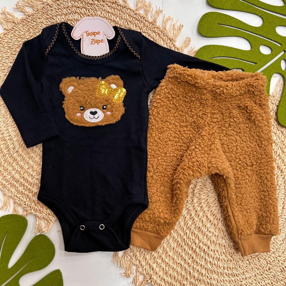  Inverno 2025 - Conj. Ursinha com laço Body bordado e Calça pelinho preto e caramelo 