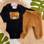  Inverno 2025 - Conj. Ursinha com laço Body bordado e Calça pelinho preto e caramelo 