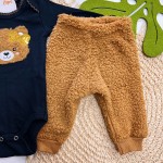  Inverno 2025 - Conj. Ursinha com laço Body bordado e Calça pelinho preto e caramelo 